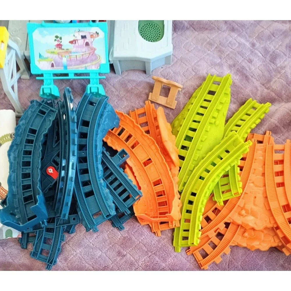 Thomas & Friends Motorized Talking Trains Cargo Crane Set w/ Thomas Engine Track